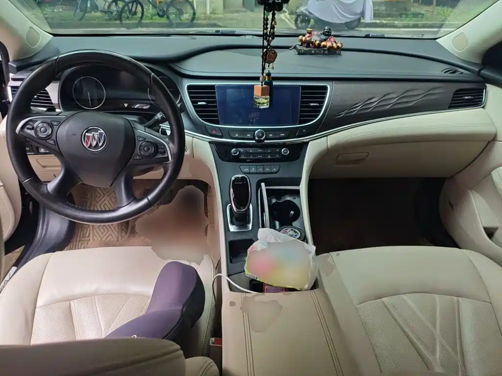 Photo 10 - Buick LaCrosse
