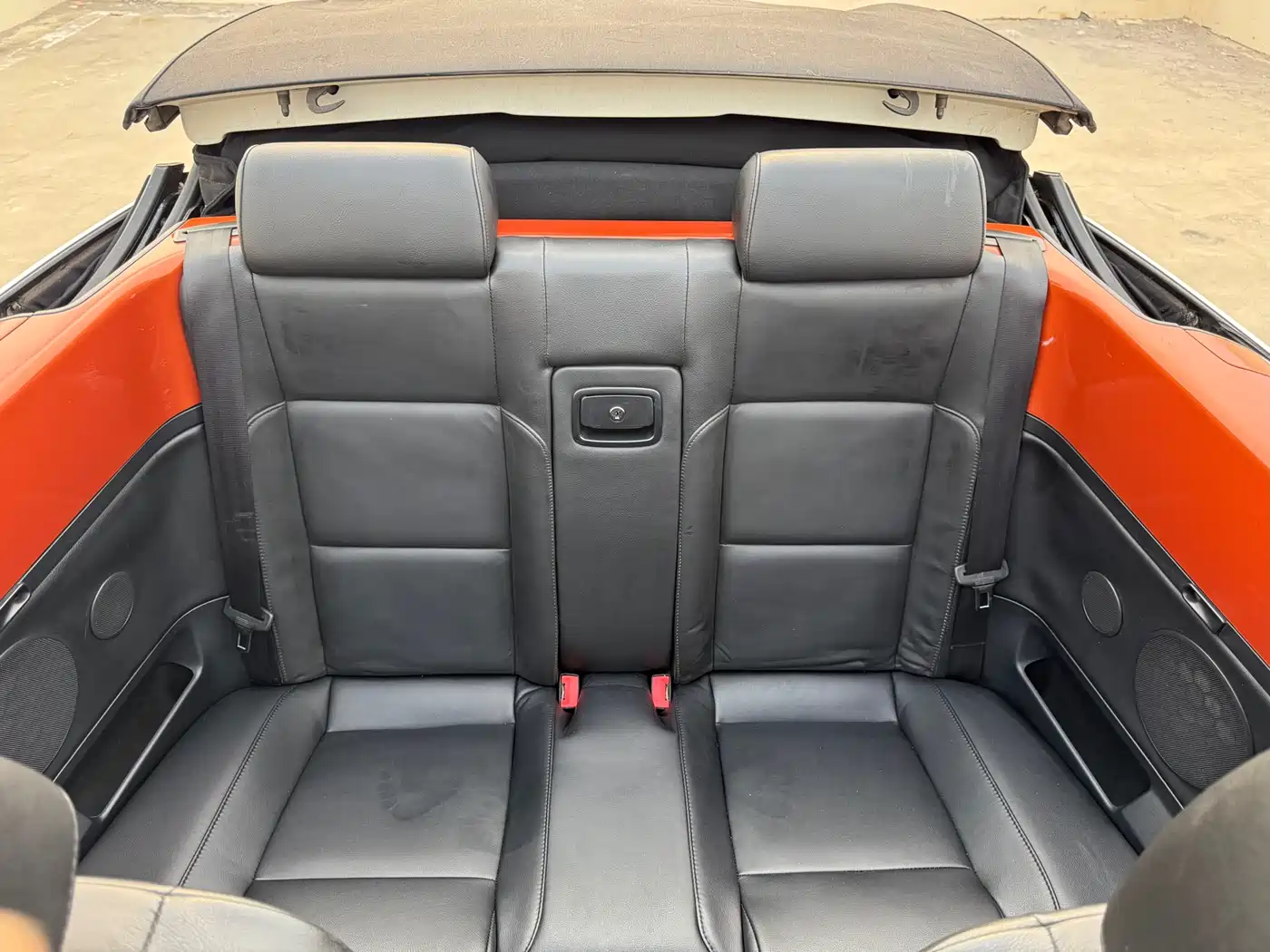 Volkswagen Beetle 2010 Model 2.0 BlackOrange Convertible Luxury Edition фото 5