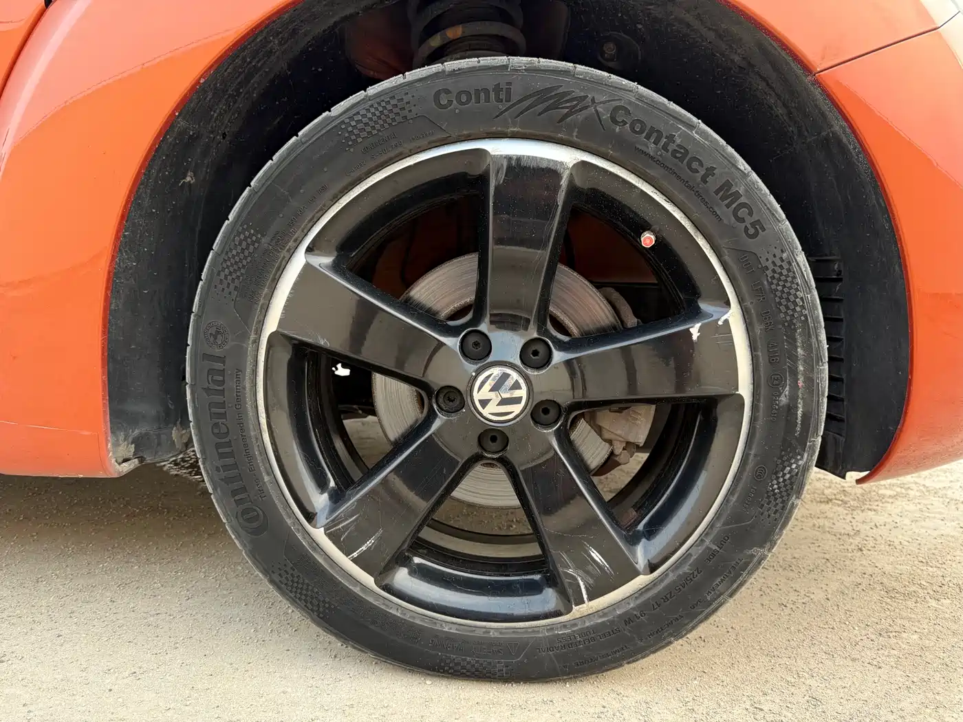 Volkswagen Beetle 2010 Model 2.0 BlackOrange Convertible Luxury Edition фото 17