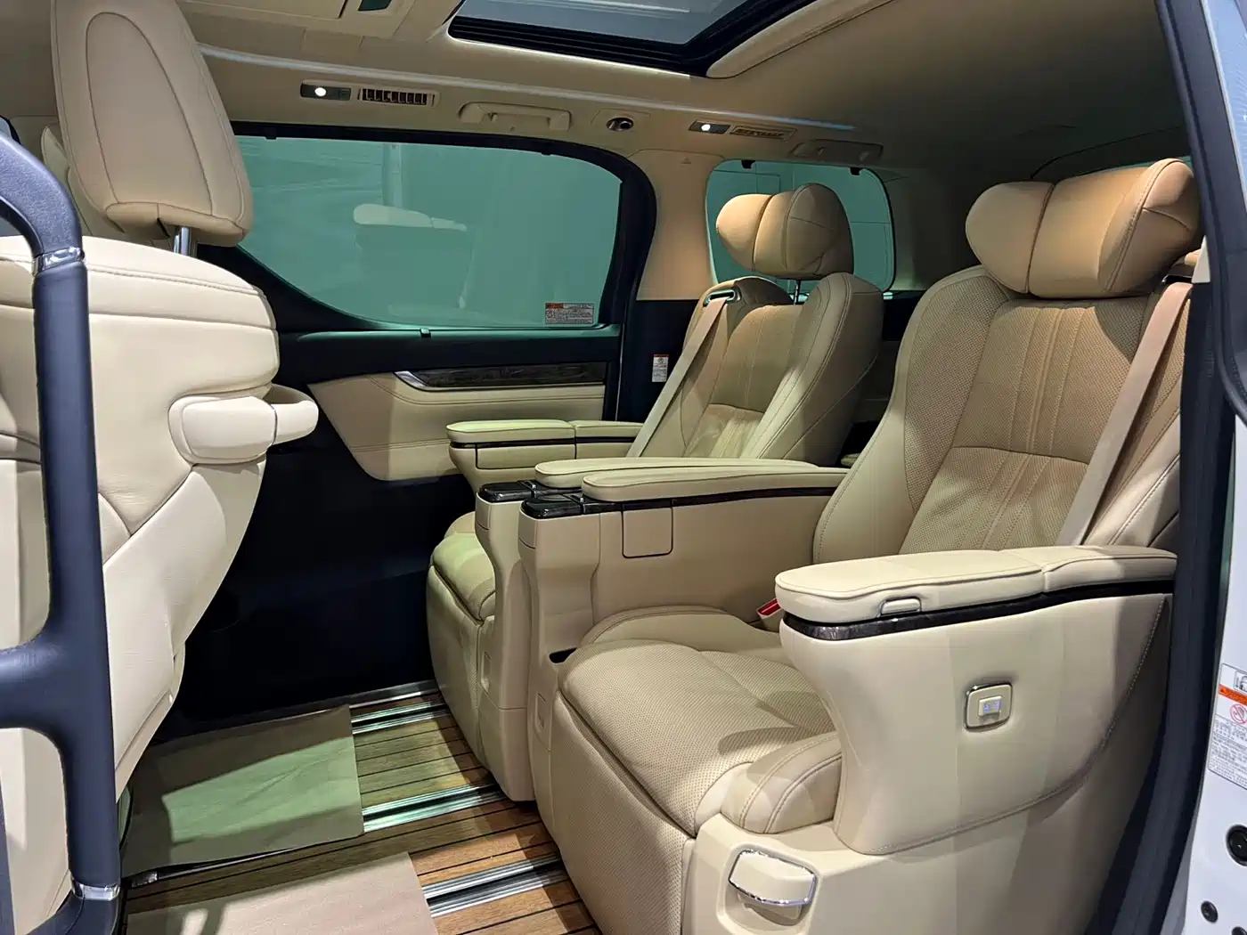 Toyota Vellfire 2020 Twin Engine 2.5L HV Premium Edition фото 9