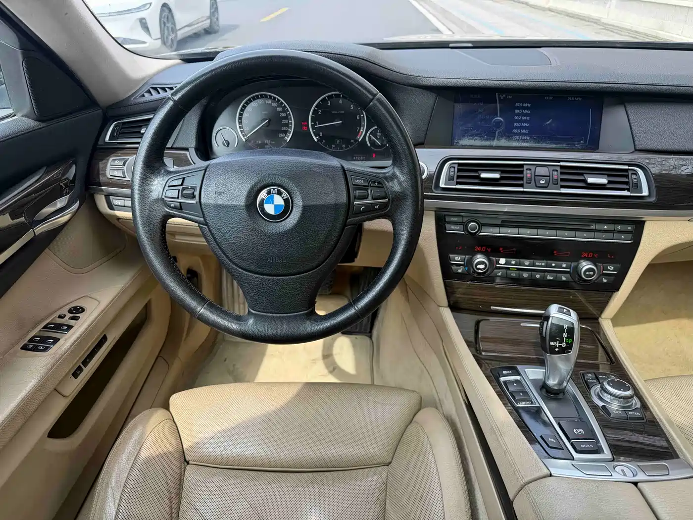 BMW 7 Series 2009 740Li Luxury фото 9