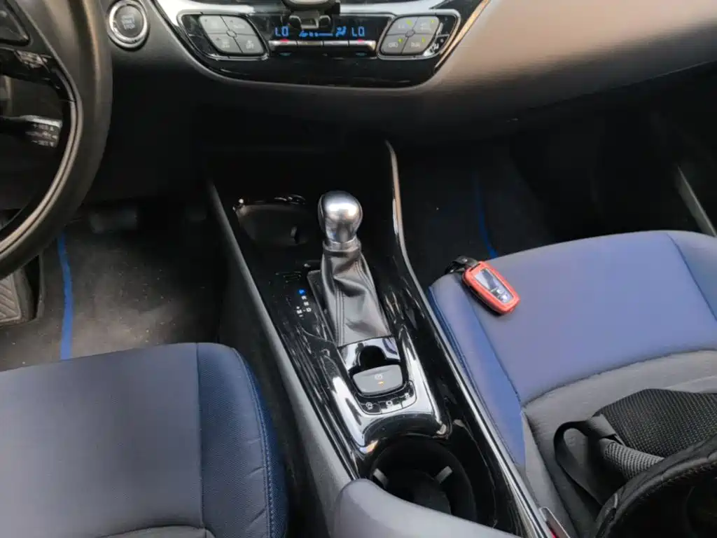 Фото 14 - Toyota C-HR