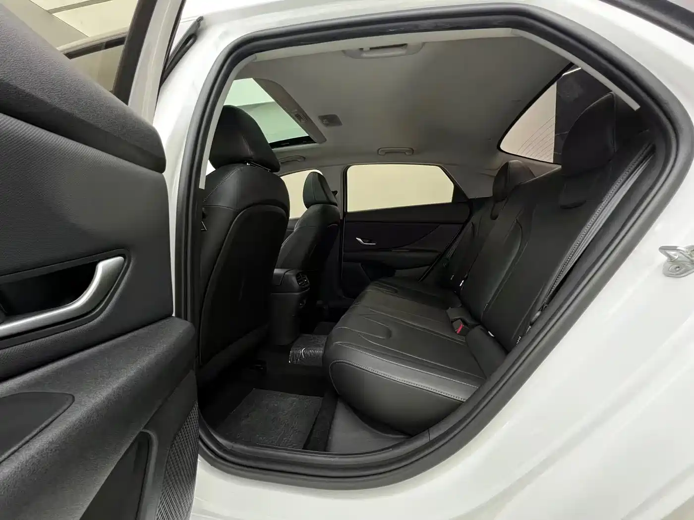 Hyundai Elantra 2022 1.5L CVT LUX Premium Edition фото 16