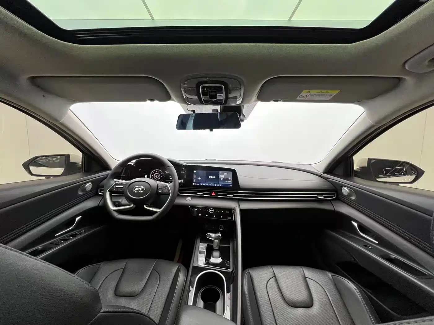 Hyundai Elantra 2022 1.5L CVT LUX Premium Edition фото 17