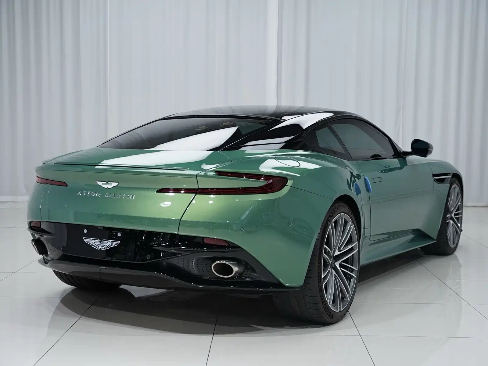 Photo 4 - Aston Martin DB12