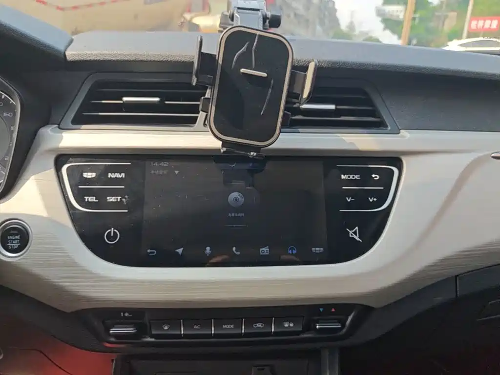 Фото 13 - Geely Vision X3