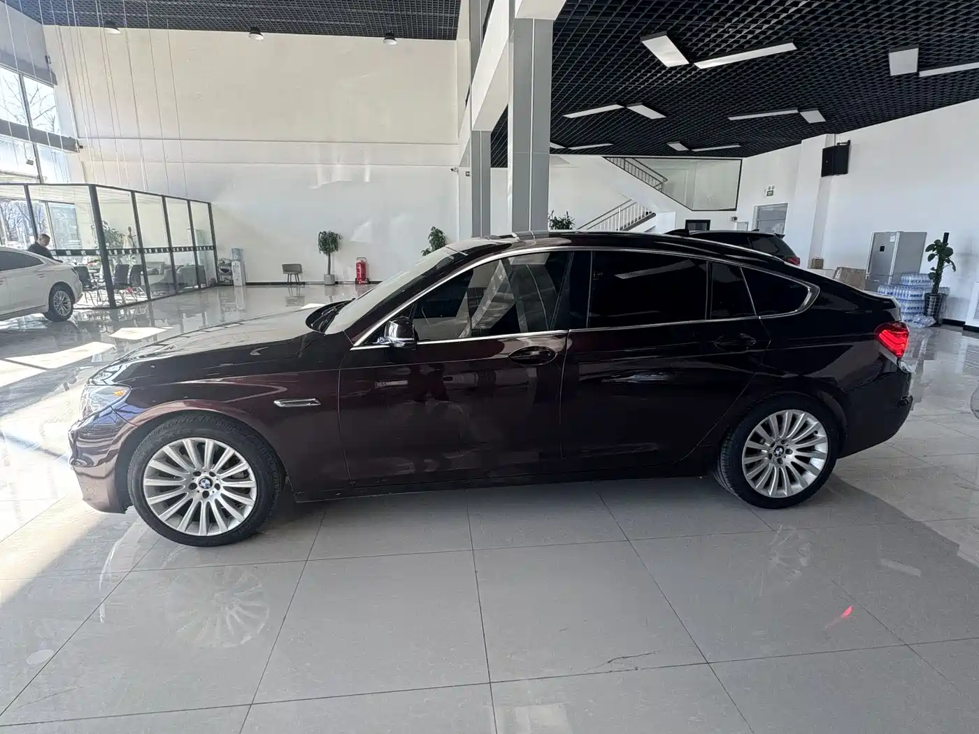 BMW 5 Series GT 2014 528i Leading фото 4