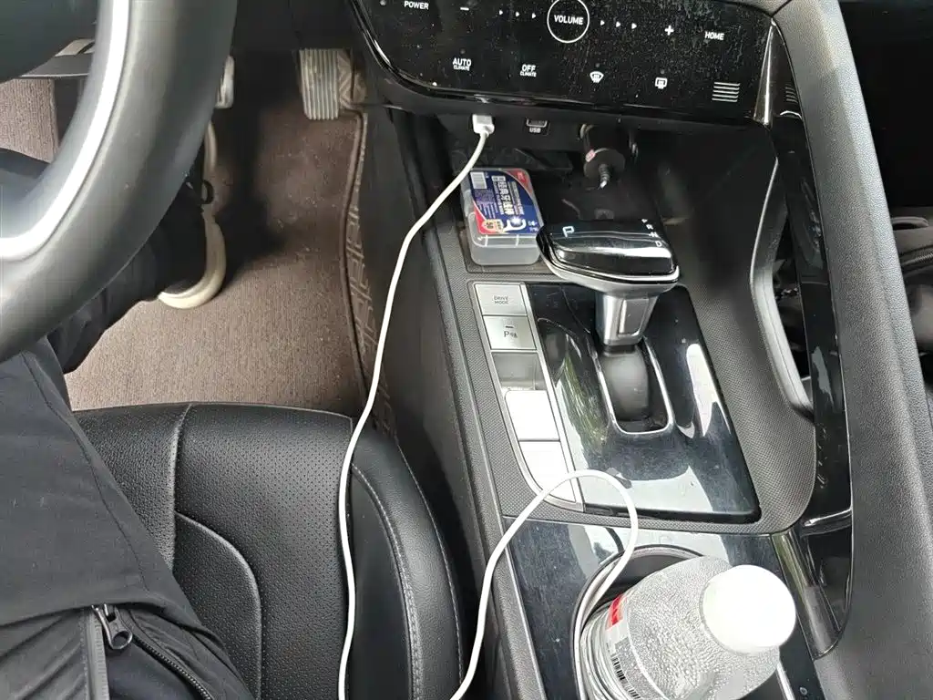 Hyundai Elantra 2021 1.5L CVT LUX Premium Edition фото 7