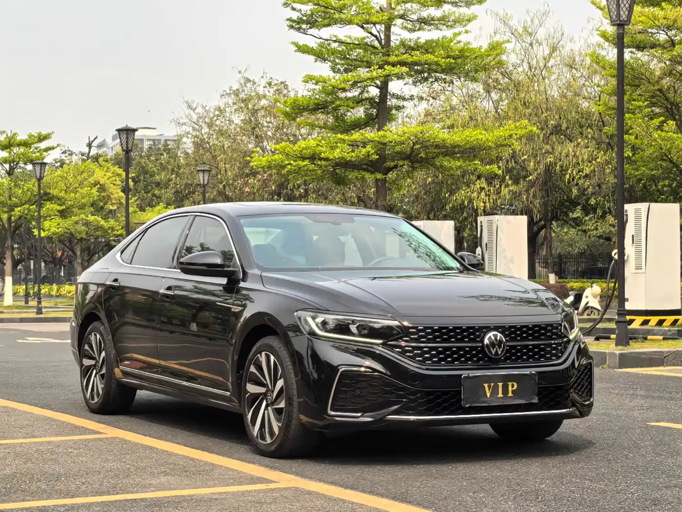 Volkswagen Passat 2022 330TSI Starlight Elite Edition фото 3