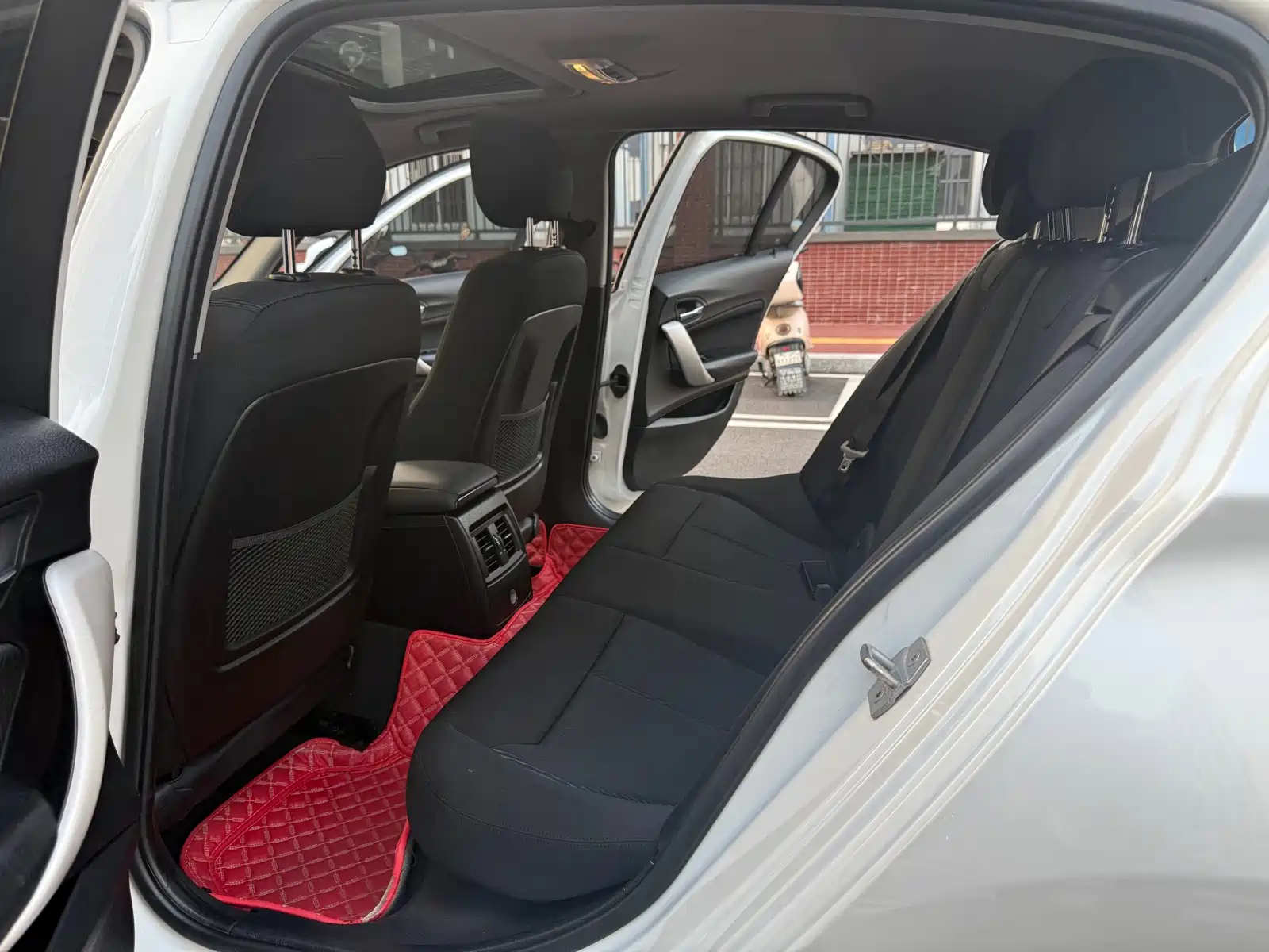 Photo 15 - BMW 1 Series (Import)