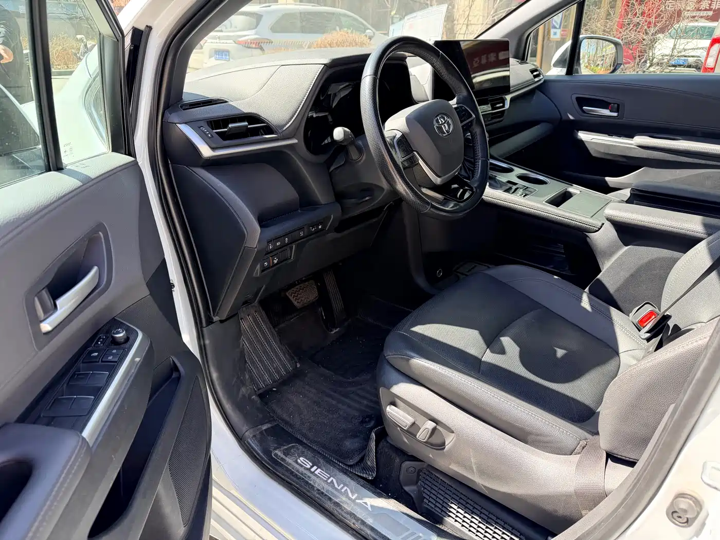 Toyota Sienna 2024 2.5L Hybrid Premium Edition фото 4