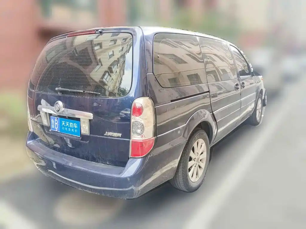 Photo 2 - Buick GL8