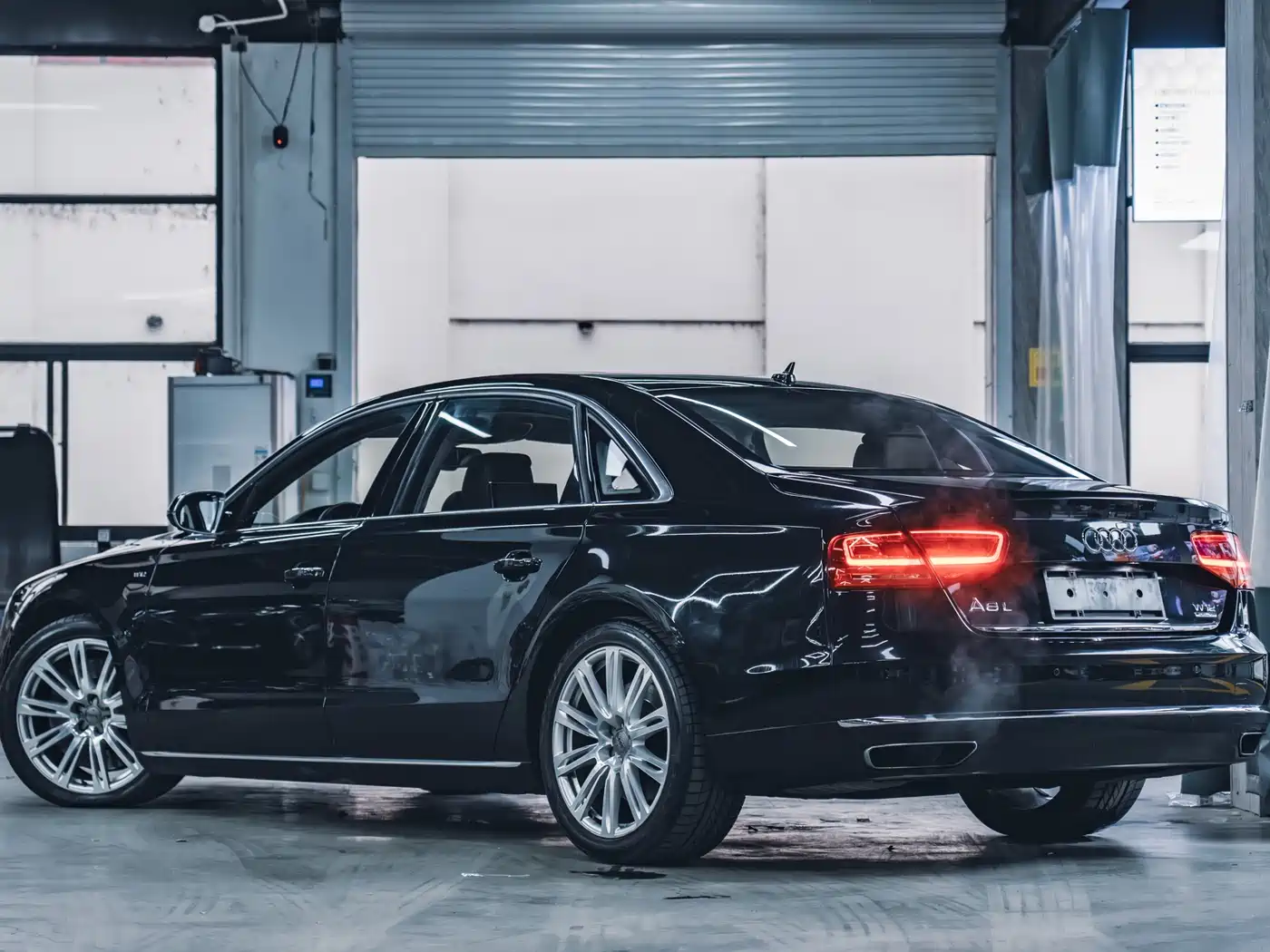 Audi A8 2011 A8L W12 6.3 FSI quattro фото 3