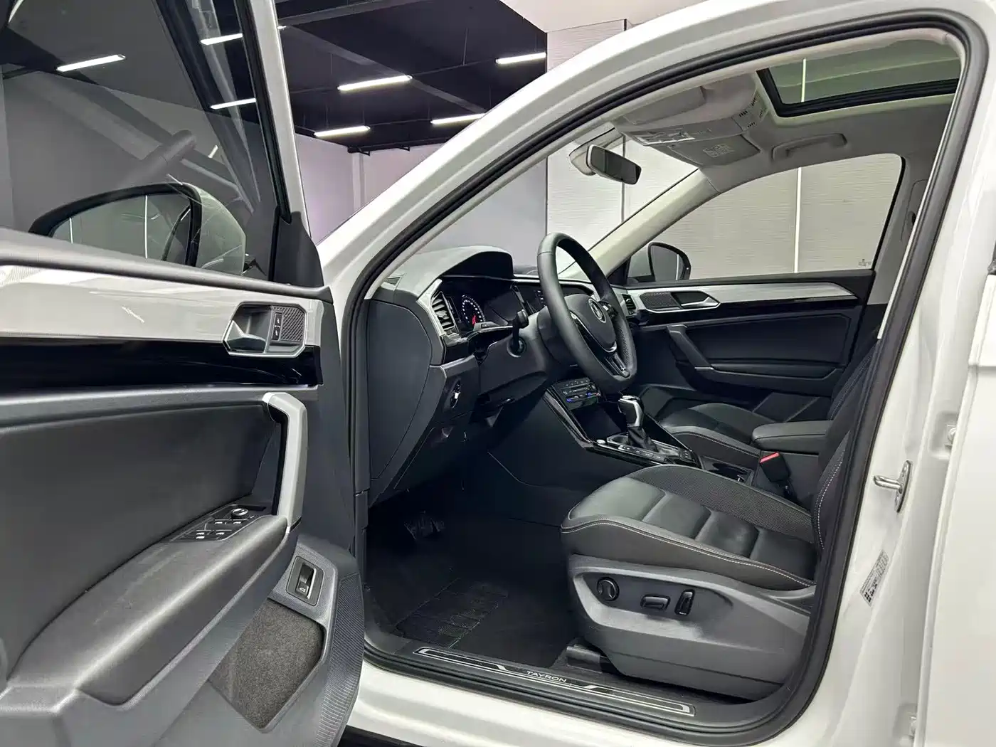 Volkswagen Tayron 2022 280TSI 2WD Luxury Smart Connect Edition фото 9