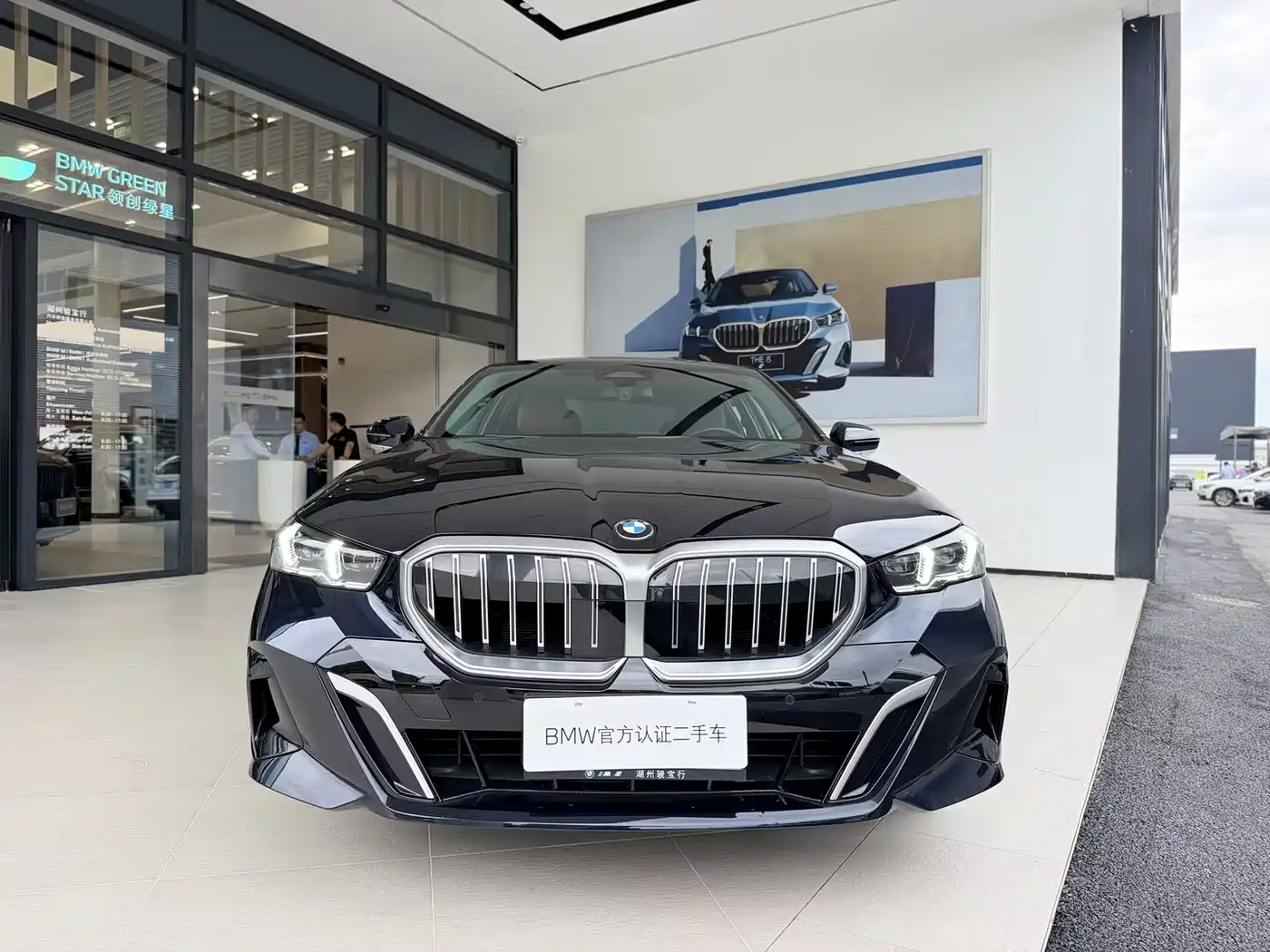 BMW 5 Series 2024 530Li Leading M Sport Package фото 3
