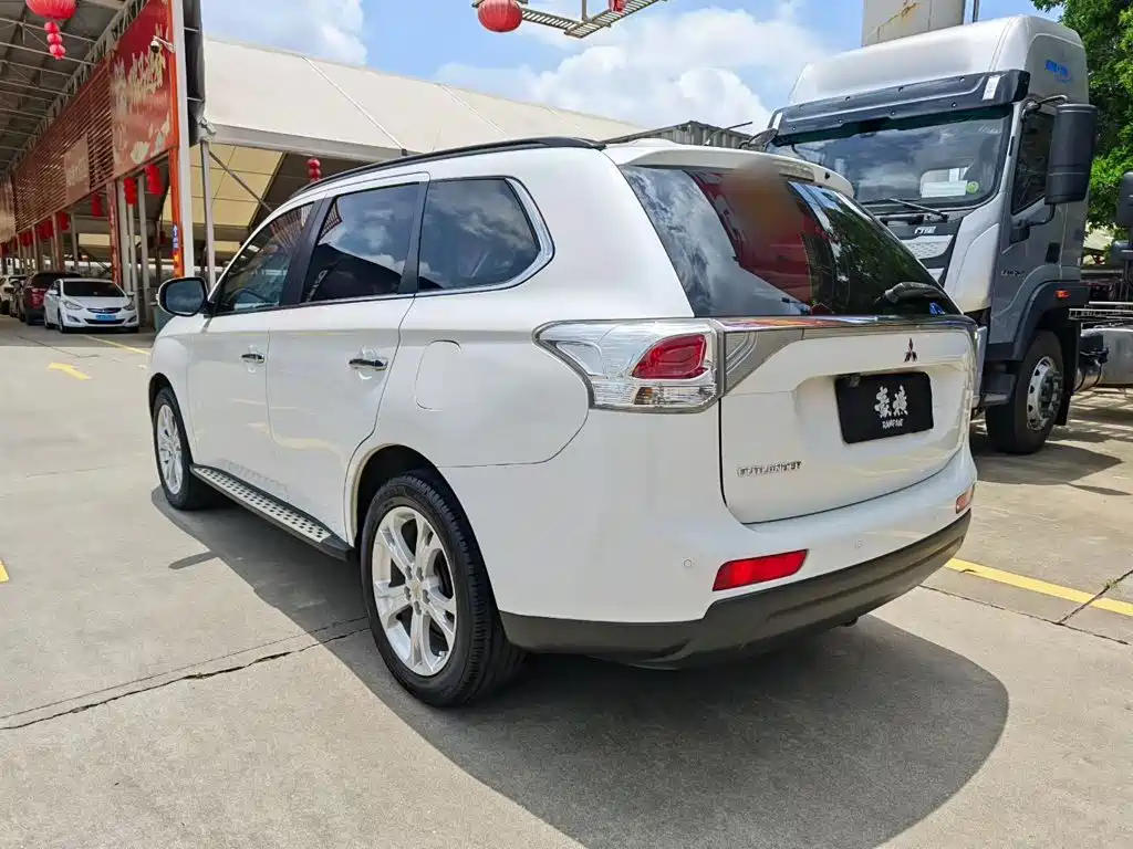 Mitsubishi Outlander (Import) 2014 2013 2.4L 4WD Luxury Navigation 5-seater