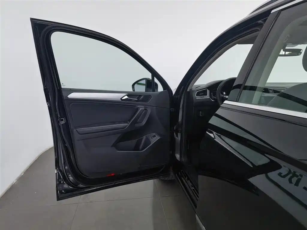 Volkswagen Tiguan L 2017 380TSI Automatic 4WD Luxury Edition фото 8