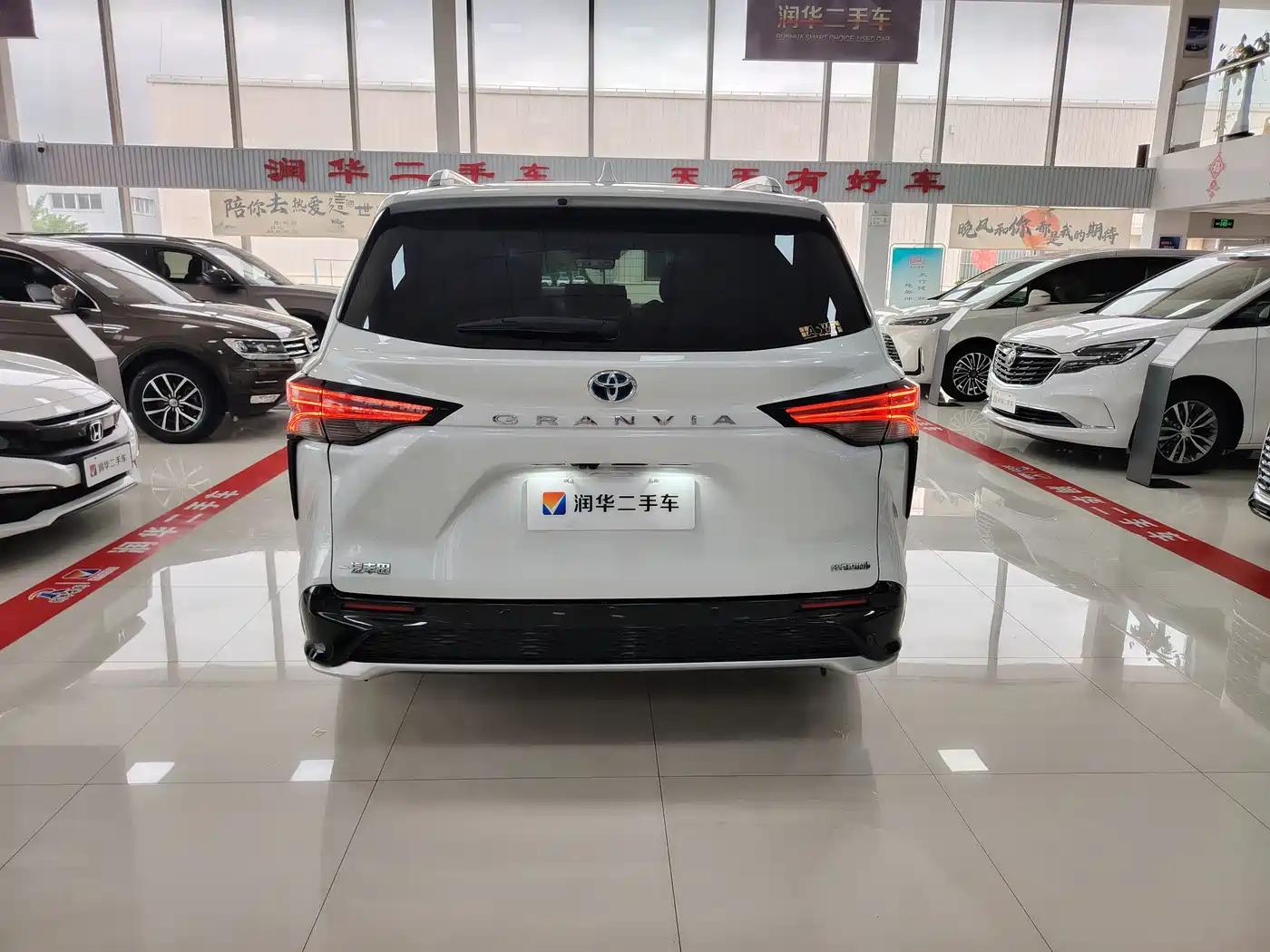 Toyota Granvia 2022 Model Year 2.5L Hybrid Flagship Edition фото 14
