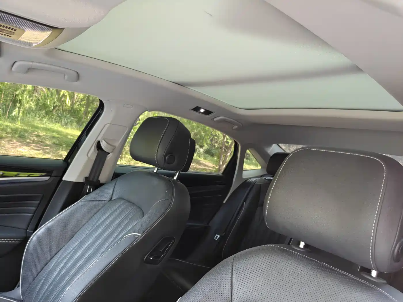 Volkswagen Passat 2023 330TSI Starlight Luxury Edition фото 8