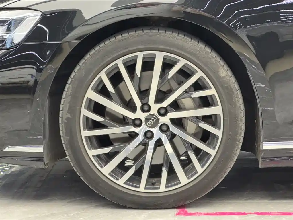 Photo 4 - Audi A8