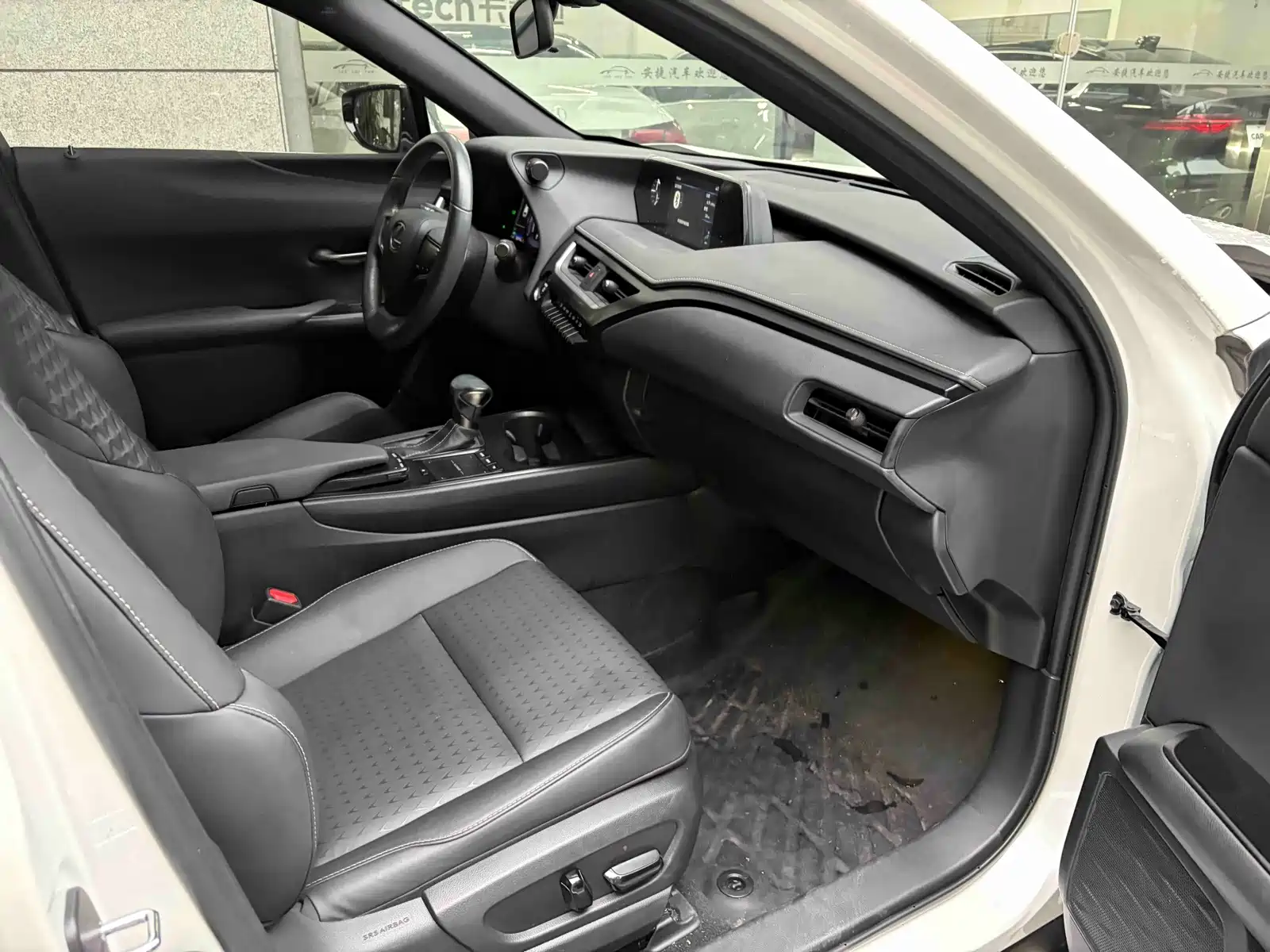 Фото 7 - Lexus UX