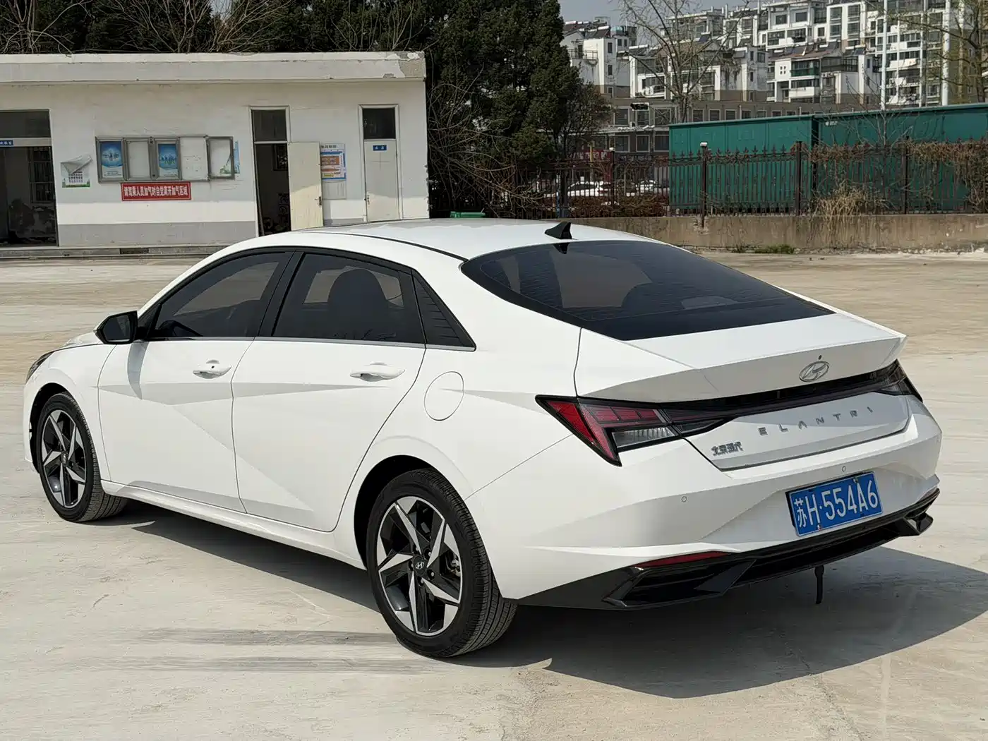 Hyundai Elantra 2021 1.5L CVT LUX Premium Edition фото 4