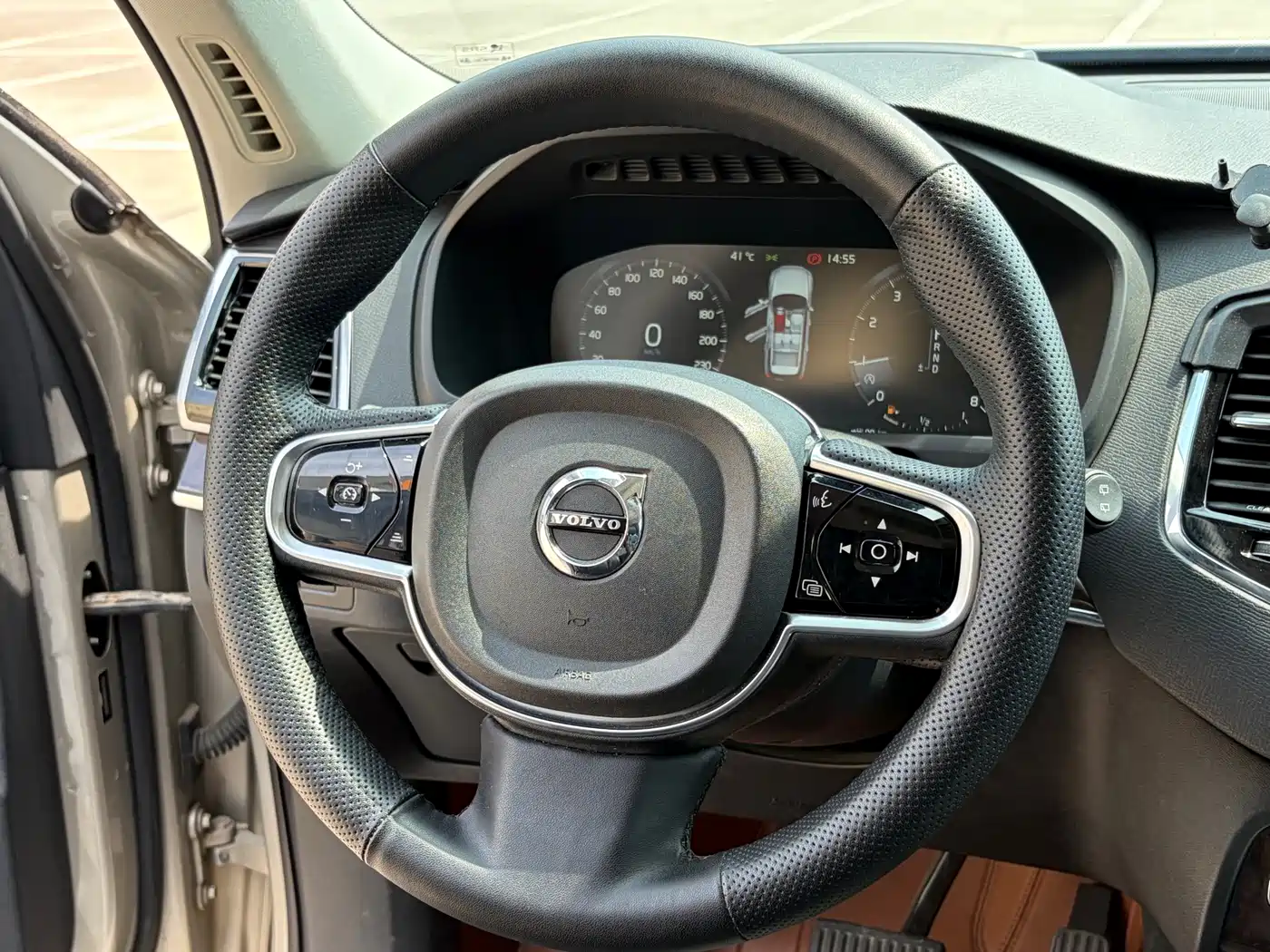 Фото 9 - Volvo XC90