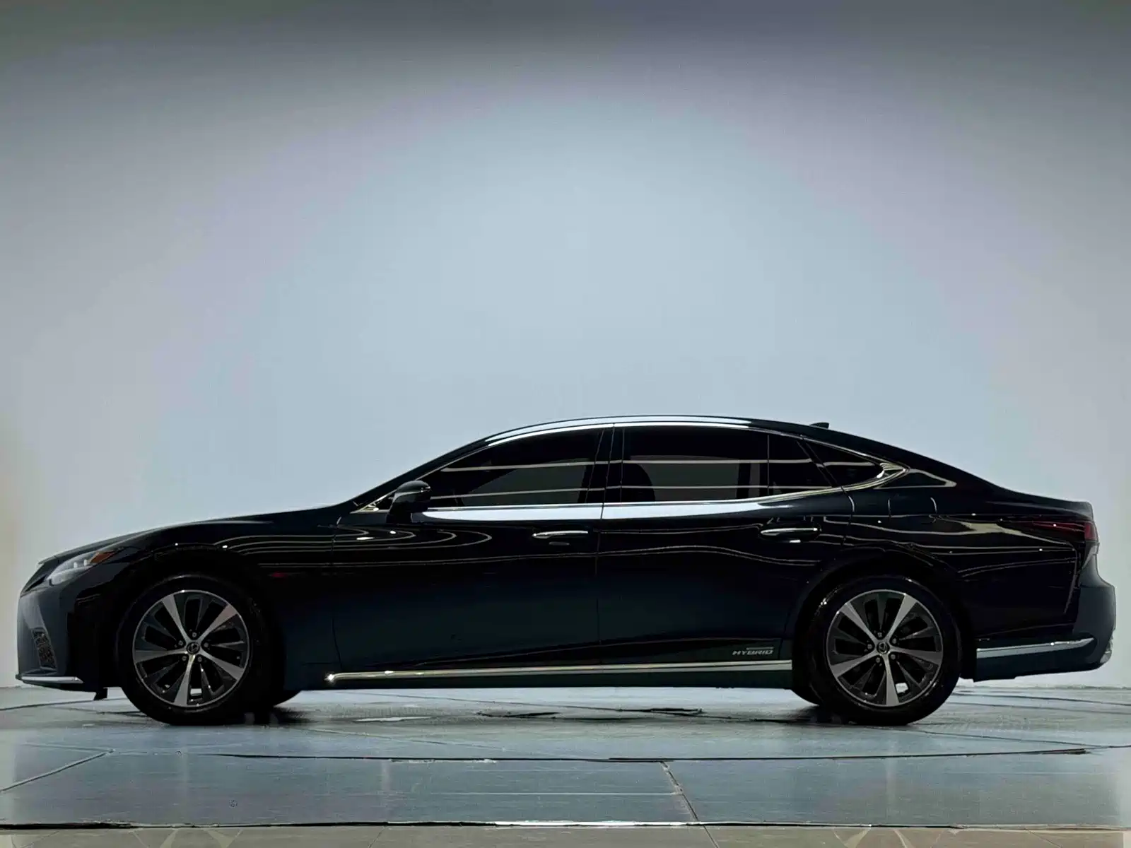 Фото 15 - Lexus LS