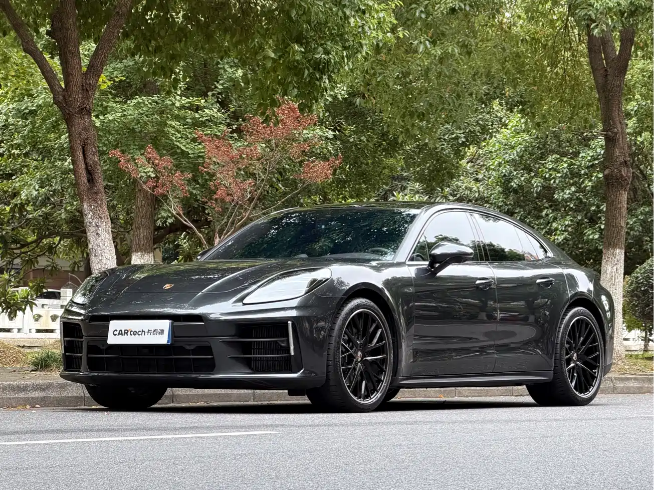 Photo 1 - Porsche Panamera