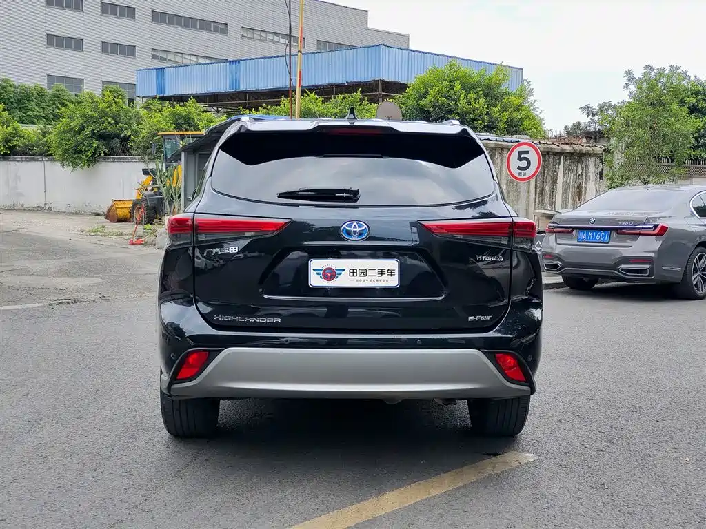 Toyota Highlander 2022 Model Dual Engine 2.5L 4WD Premium Edition 7-Seater фото 5