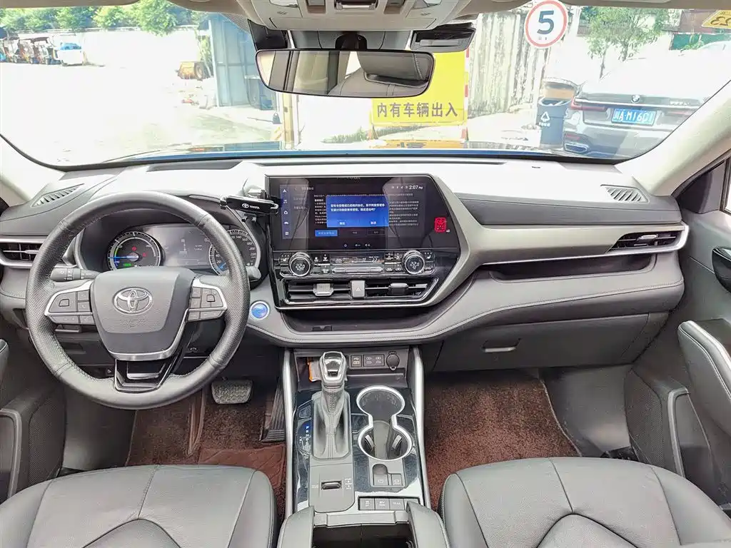 Toyota Highlander 2022 Model Dual Engine 2.5L 4WD Premium Edition 7-Seater фото 10
