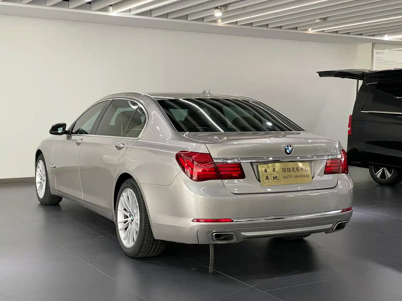 BMW 7 Series 2013 Model 740Li Leading фото 6