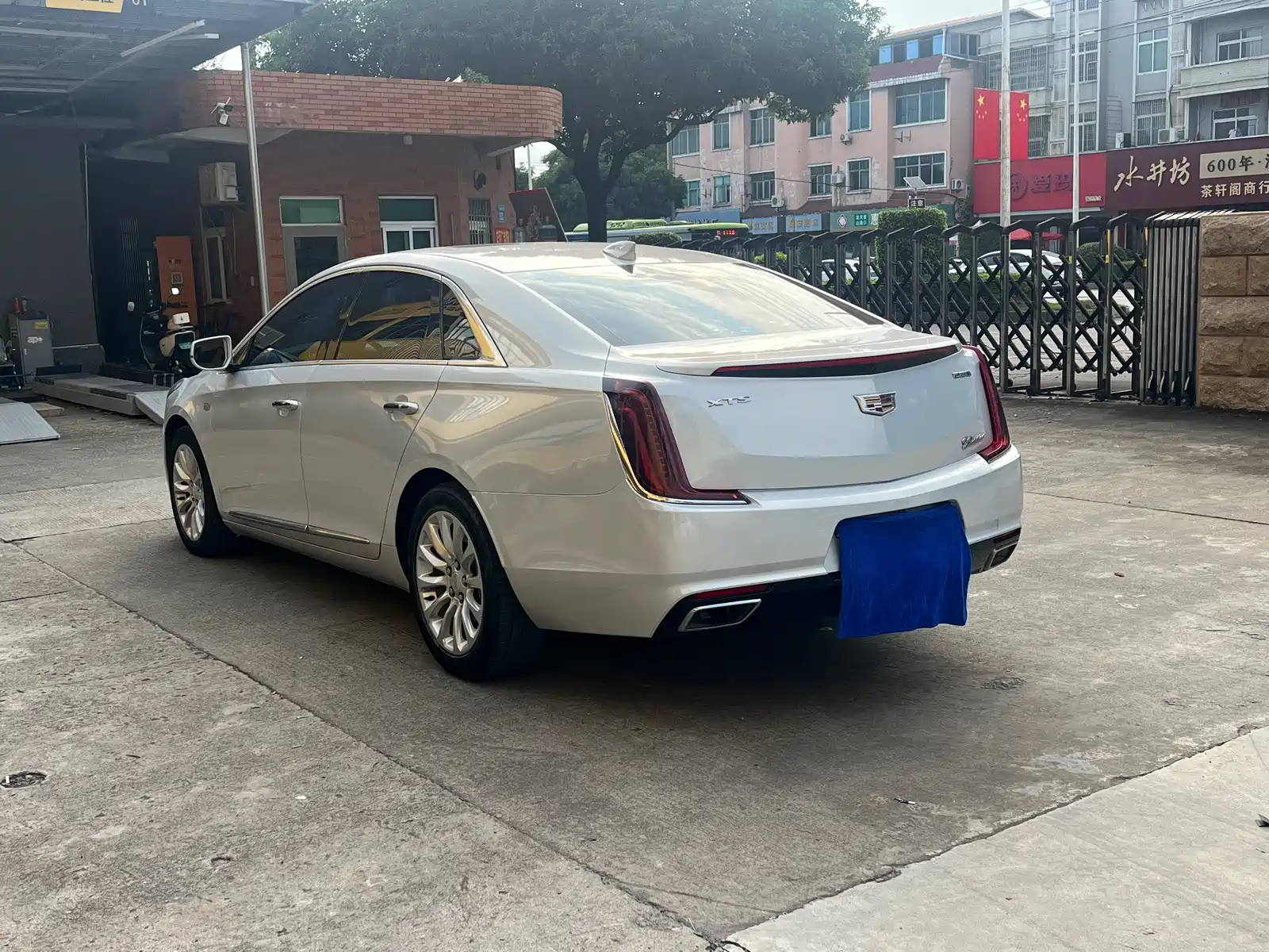 Photo 10 - Cadillac XTS