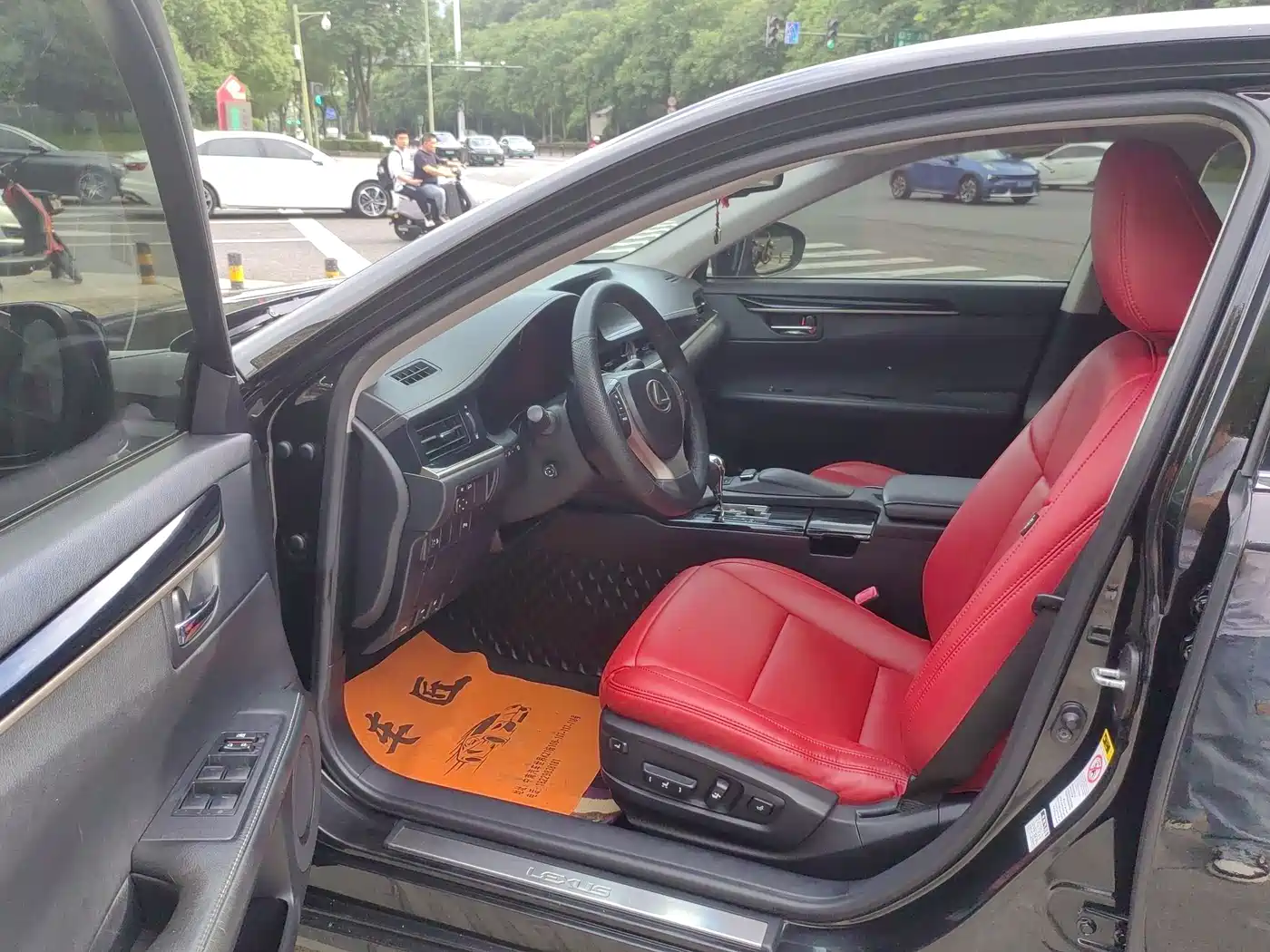 Фото 9 - Lexus ES