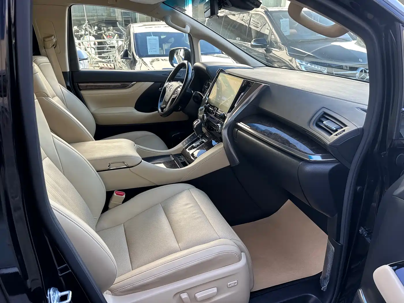 Toyota Alphard 2020 Hybrid 2.5L Premium Edition фото 4