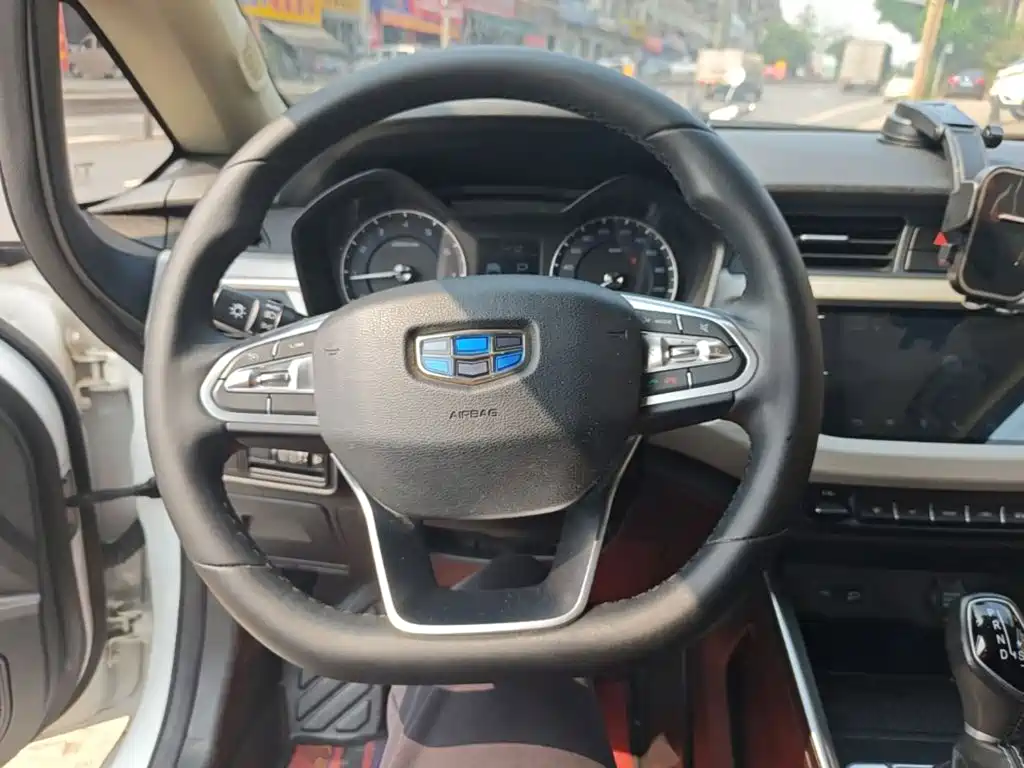 Фото 11 - Geely Vision X3