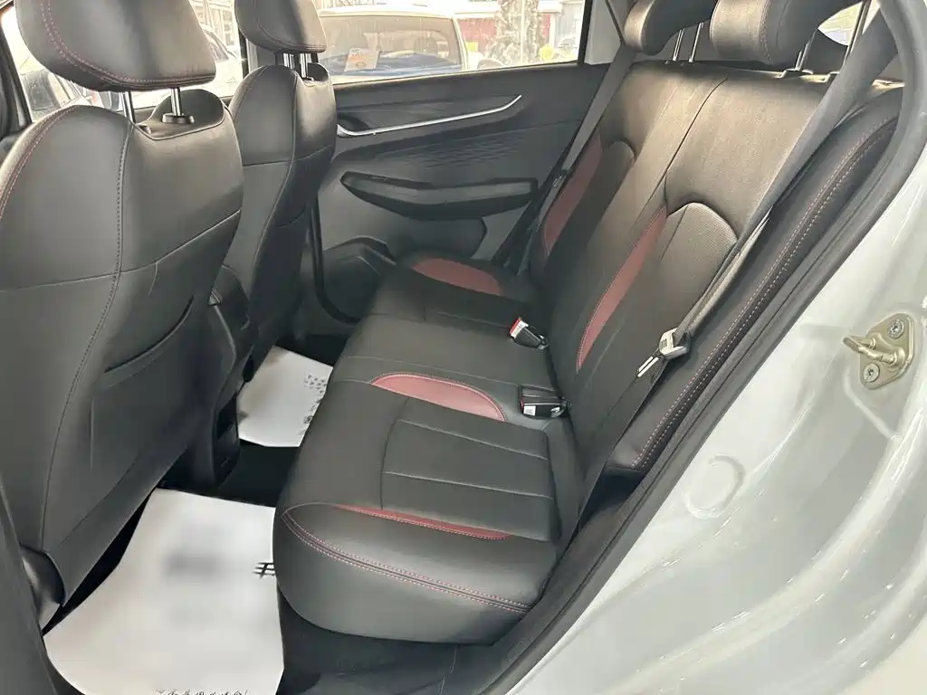 Фото 14 - Geely Vision X3