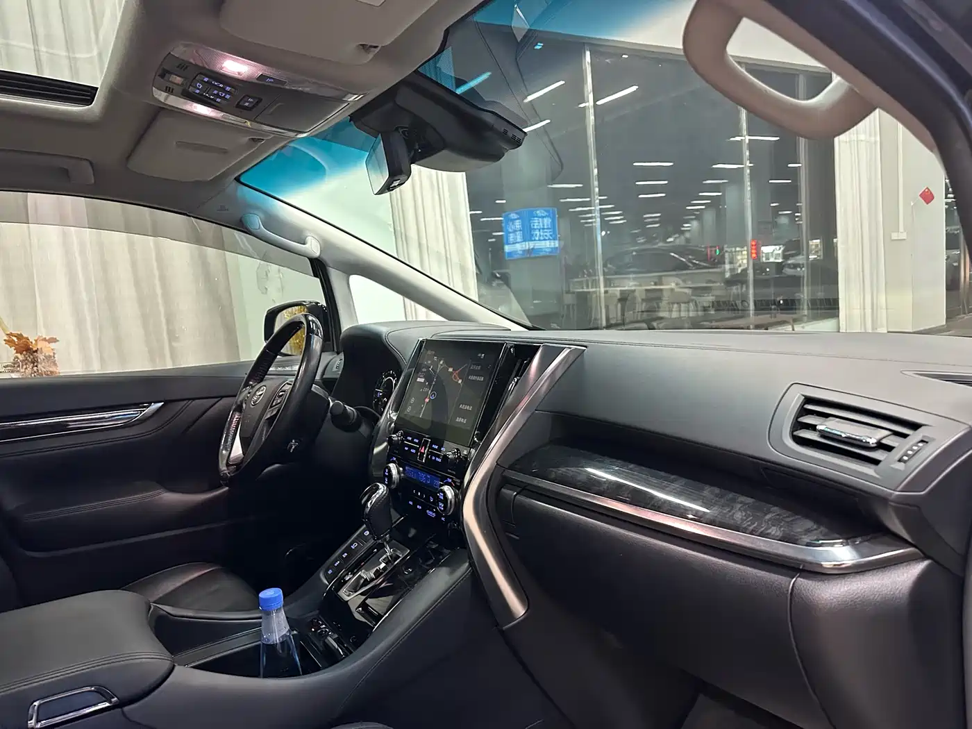 Toyota Vellfire 2021 Crown Hybrid 2.5L HV Luxury Edition фото 8