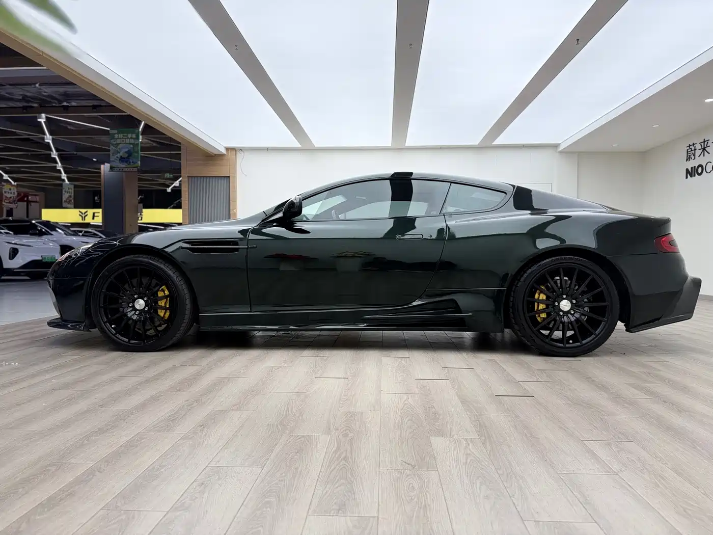 Aston Martin DB9 2011 6.0L Touchtronic Coupe фото 3