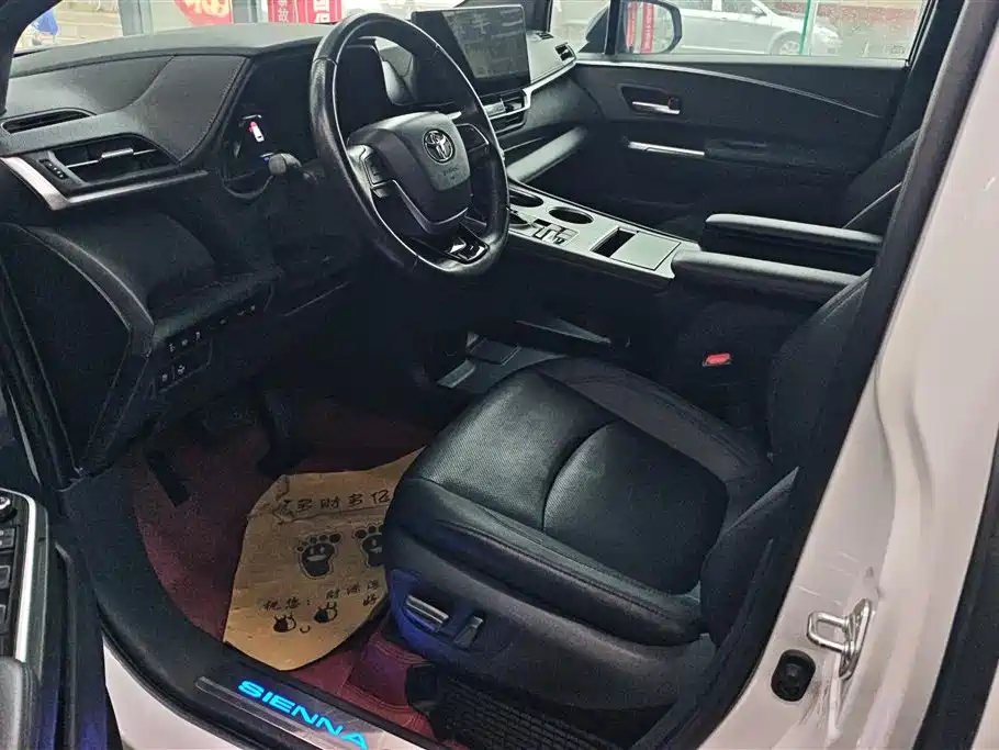Toyota Sienna 2021 2.5L Hybrid Premium Edition фото 9