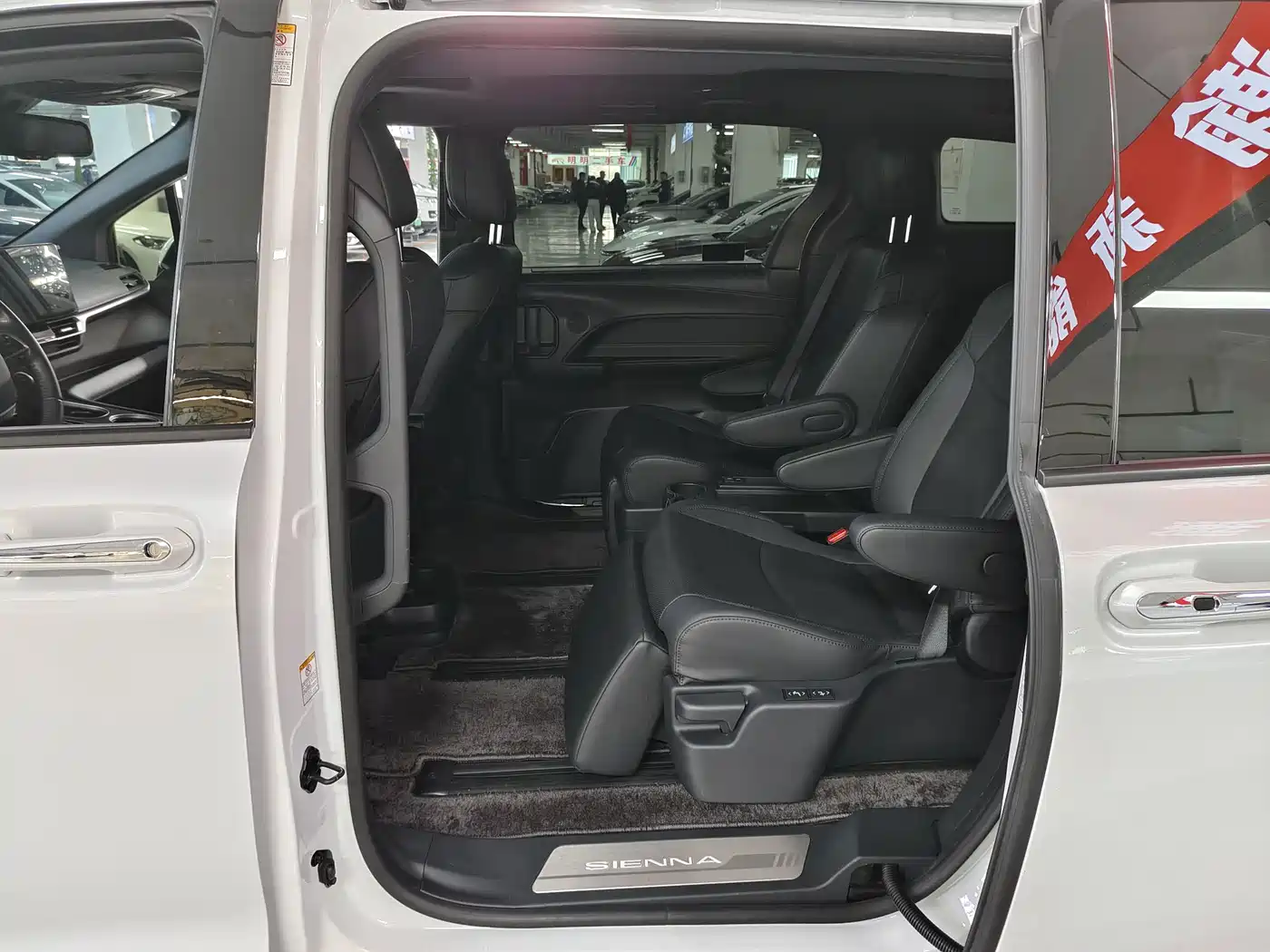 Toyota Sienna 2023 2.5L Hybrid Premium Edition фото 7