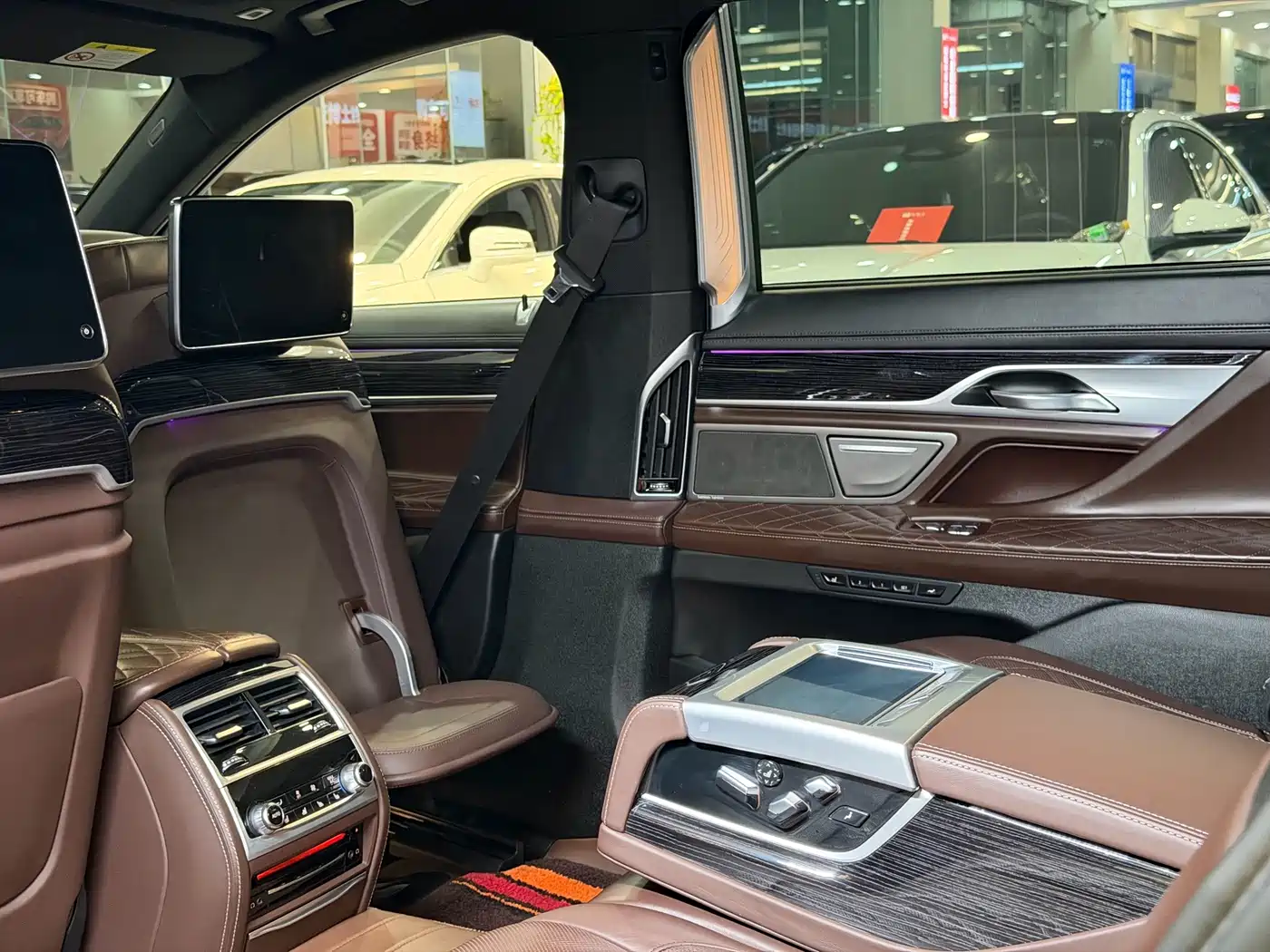 Photo 18 - BMW 7 Series
