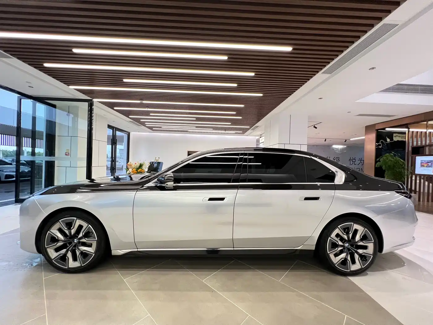 BMW 7 Series 2023 Model 740Li Leading Luxury Package фото 7