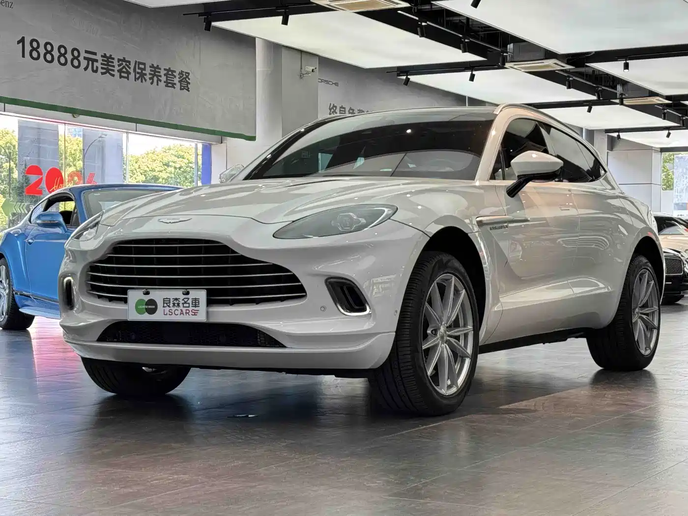 ASTON MARTIN DBX