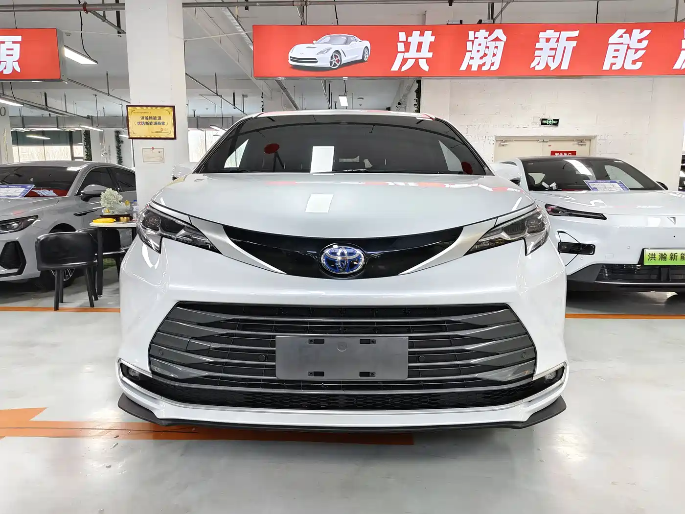 Toyota Sienna 2023 2.5L Hybrid Premium Edition фото 2