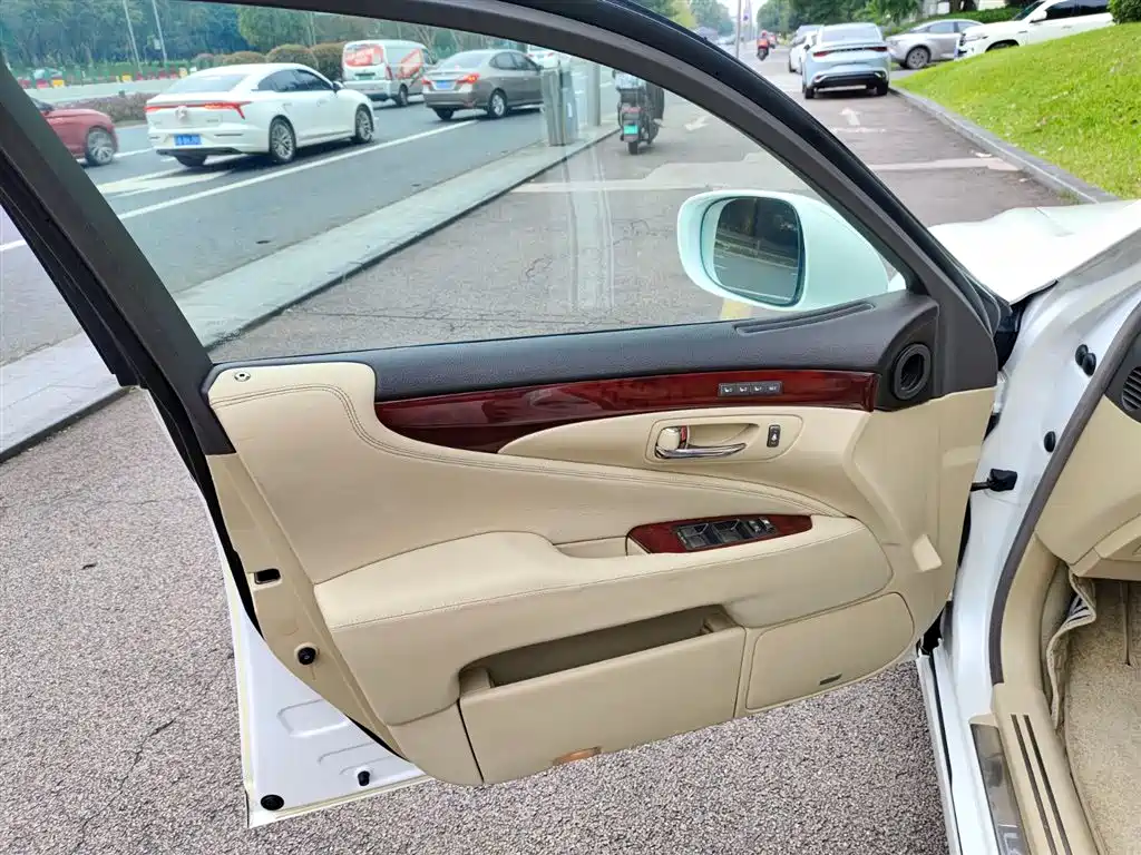 Фото 6 - Lexus LS
