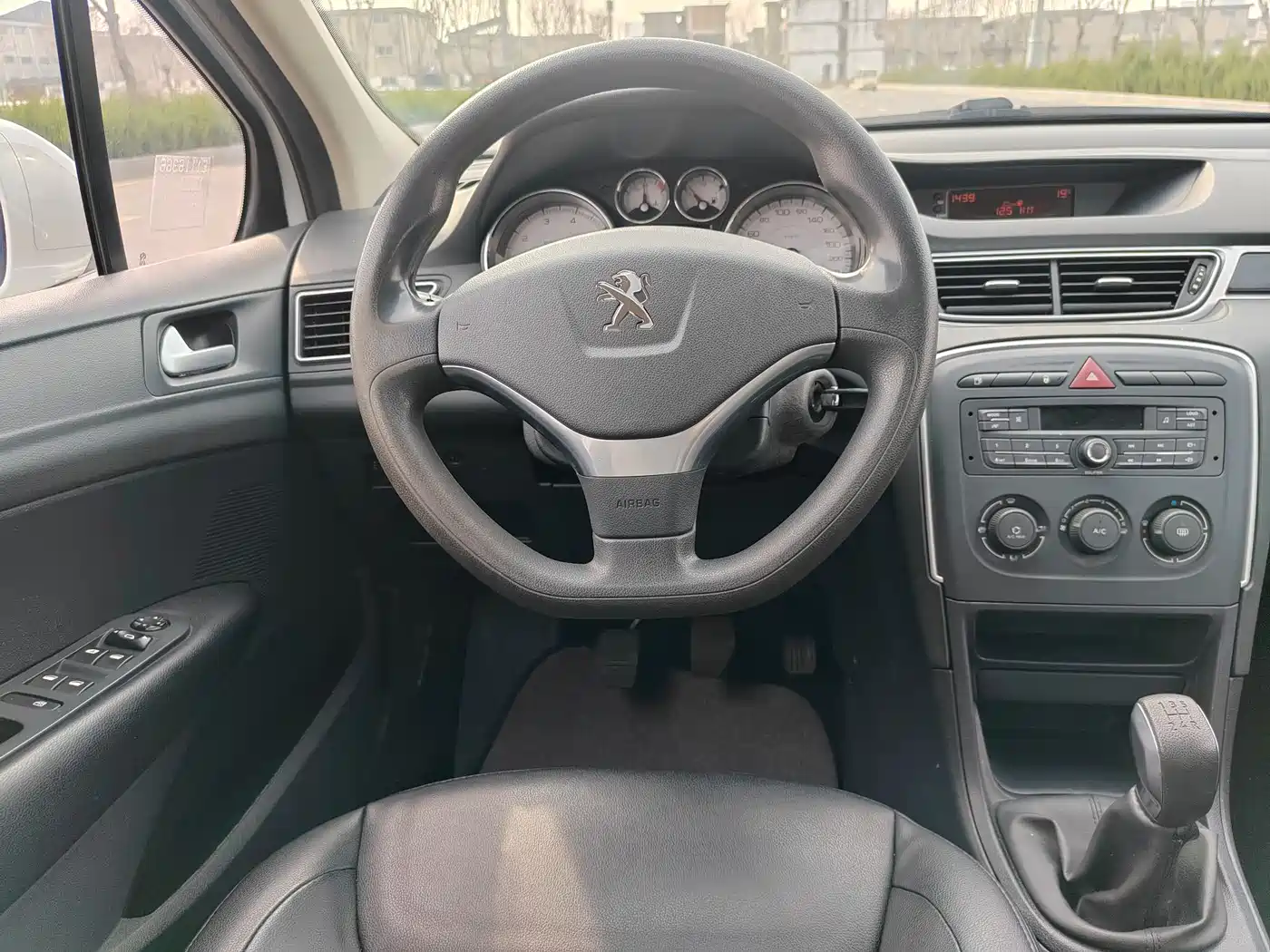 Peugeot 308 2014 Model Joy Edition Classic 1.6L Manual Superior Style фото 11