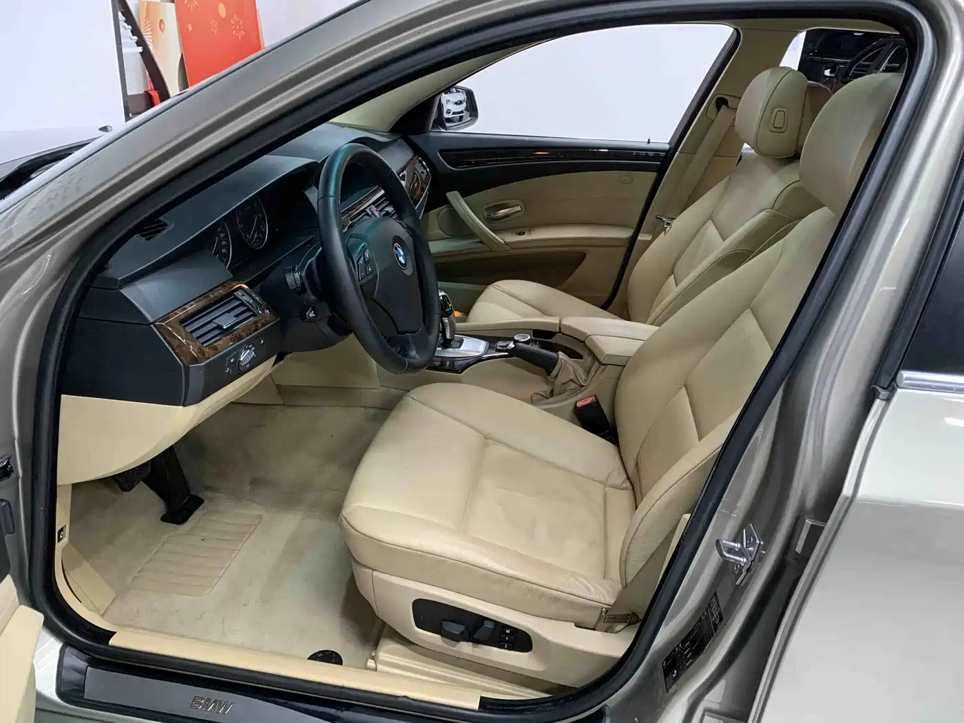 BMW 5 Series 2010 520Li Leading фото 7