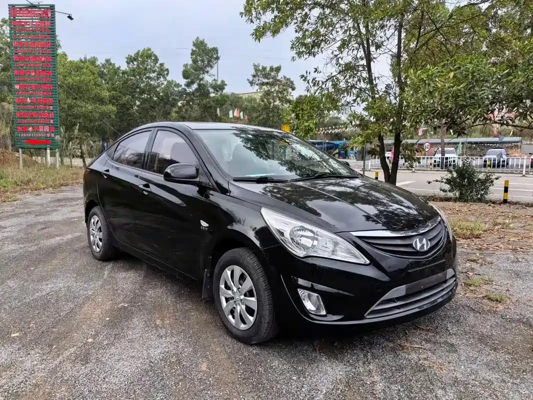 Hyundai Verna 2010 Sedan 1.4L Manual Comfort GS фото 3