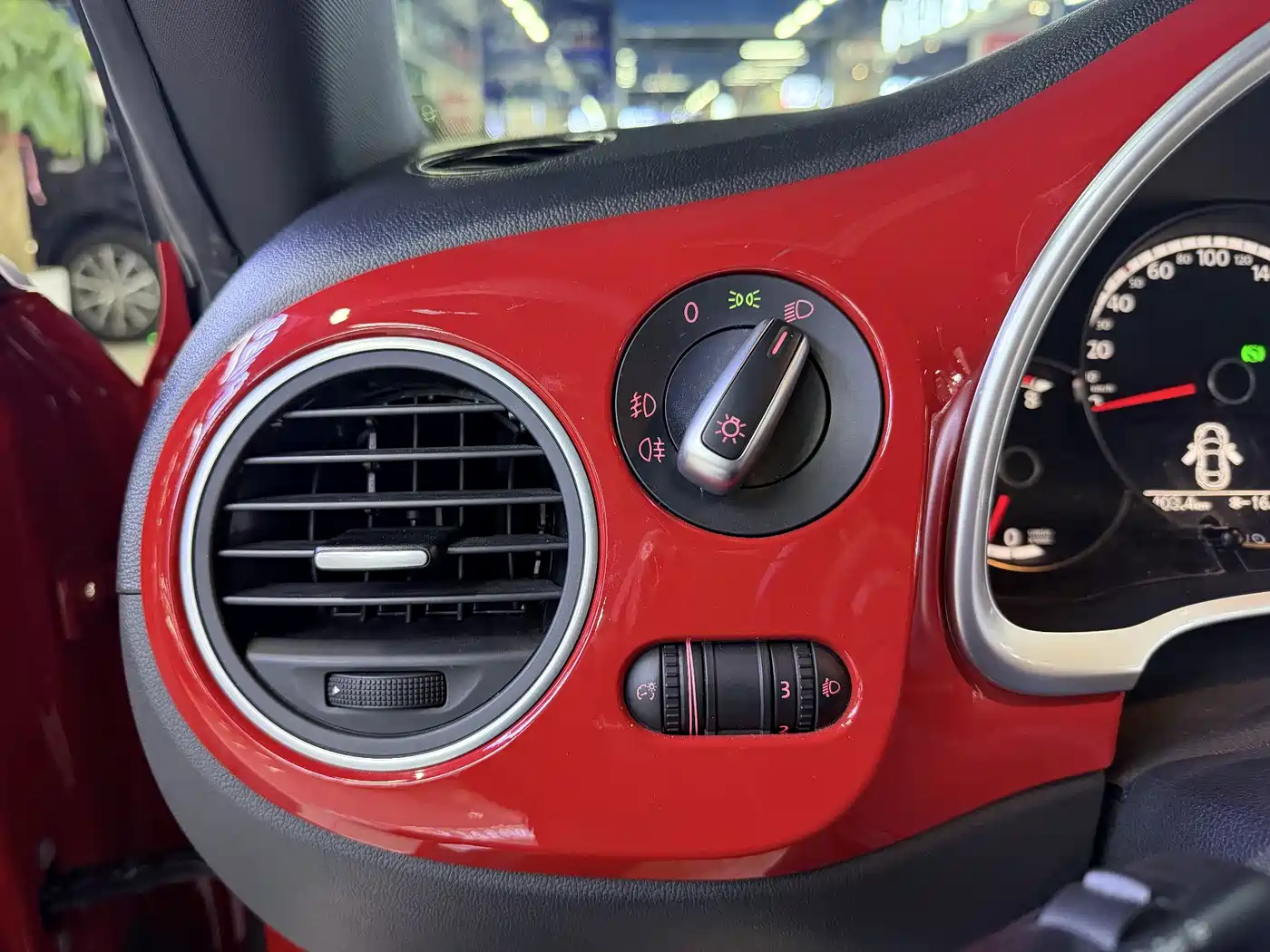 Volkswagen Beetle 2016 Model 180TSI Club Edition фото 10